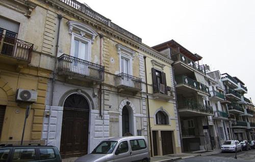 a car parked in front of a building at La Dimora dell' Architetto in Gravina in Puglia
