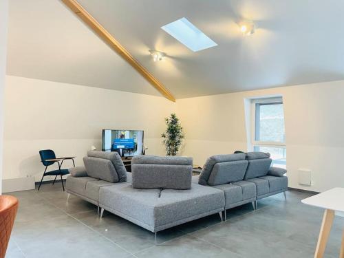 ein Wohnzimmer mit einem Sofa und einem Tisch in der Unterkunft Penthouse with Garden and Parking in Center- KPG in Luxemburg (Stadt)