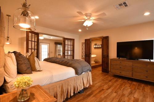 Large Designer Lake Home – Photos 4