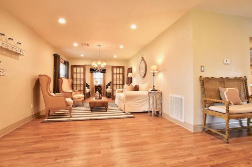 Large Designer Lake Home – Photos 2