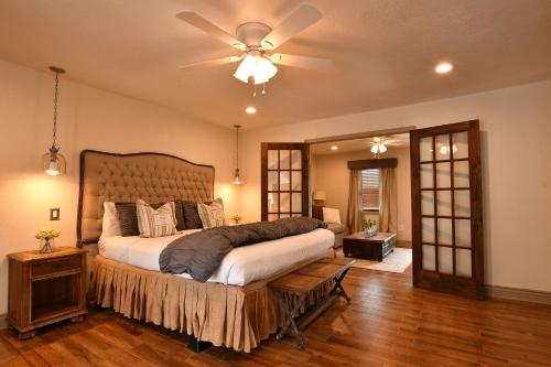 Large Designer Lake Home – Photos 3