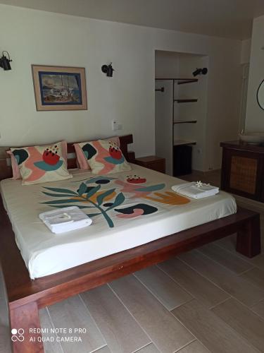 a bedroom with a bed with at La Maison Du Voyage in Tevaitoa