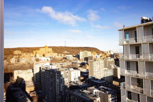 Best Location & Modern Condo – Photos 2