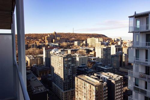 Best Location & Modern Condo – Photos 3