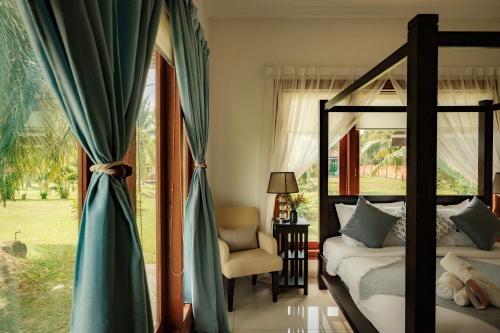 1 dormitorio con 1 cama, 1 silla y 1 ventana en Sembilan Langkawi en Kampung Padang Masirat