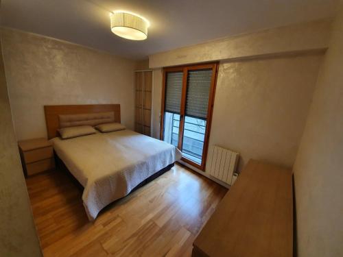 une chambre avec un grand lit et une fenêtre dans l'établissement appartement 2P 56 m2 centre Clichy-Levallois, à Clichy