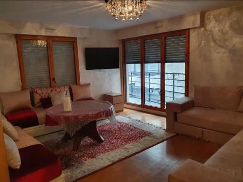 un soggiorno con divano e tavolo di appartement 2P 56 m2 centre Clichy-Levallois a Clichy