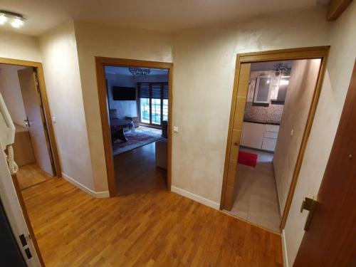 una camera con due porte e un corridoio con pavimenti in legno di appartement 2P 56 m2 centre Clichy-Levallois a Clichy