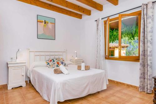 ポリェンサにあるMoli Fora Termeの白いベッドルーム(ベッド1台、窓付)