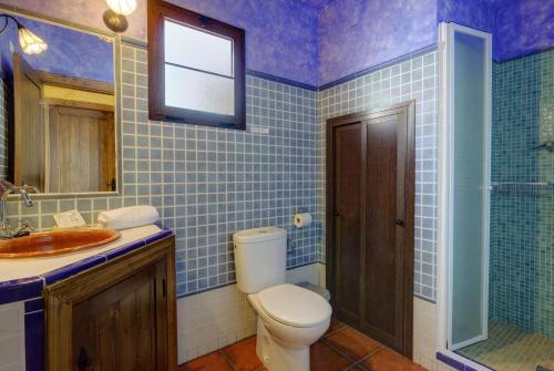 フリヒリアナにあるAlgarroboのバスルーム(トイレ、洗面台、鏡付)