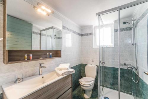 PrinésにあるFiliaのバスルーム(シャワー、トイレ、シンク付)