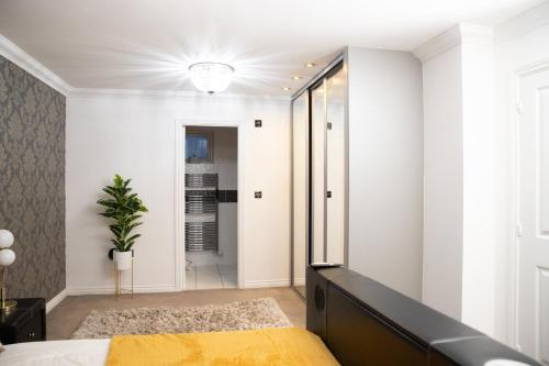 Ένα ή περισσότερα κρεβάτια σε δωμάτιο στο Broughton Haven 5 Beds House Free WiFi, Free parking, NETFLIX