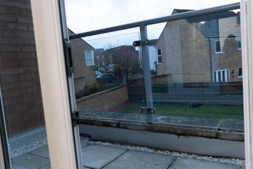 Μπαλκόνι ή βεράντα στο Broughton Haven 5 Beds House Free WiFi, Free parking, NETFLIX