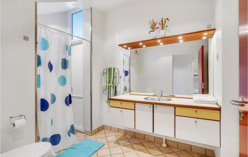 Et badeværelse på Amazing Home In Nyborg With Kitchen