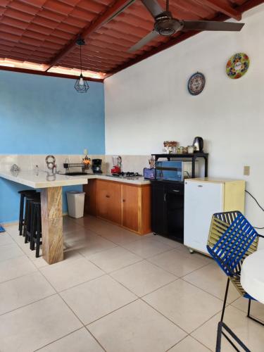 a kitchen with a counter and a refrigerator at Apartamento Africa in Palenque