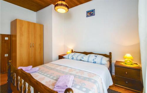 um quarto com uma cama com uma cómoda e um armário em Amazing Apartment In Dugi Rat With Kitchen em Dugi Rat