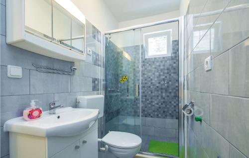 uma casa de banho com um WC, um lavatório e um chuveiro em Amazing Apartment In Dugi Rat With Kitchen em Dugi Rat
