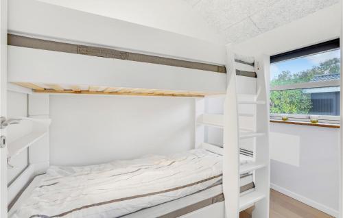 1 dormitorio con literas blancas y ventana en Nice Home In Slagelse With Wifi, en Slagelse