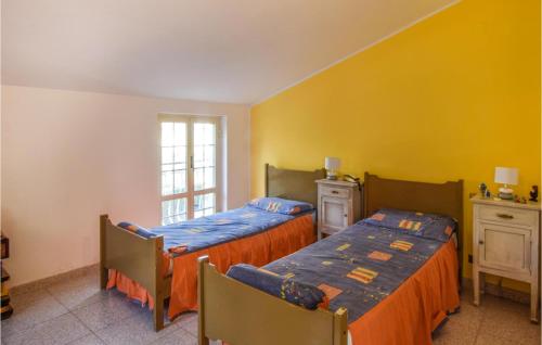 1 dormitorio con 2 camas y ventana en Nice Home In Rende With Kitchen, en Rende