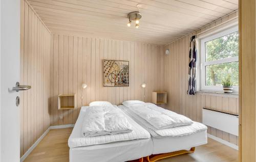 ブラーバンドにあるAwesome Home In Blvand With Sauna, Wifi And Indoor Swimming Poolの窓付きの部屋にベッド付きのベッドルーム1室があります。
