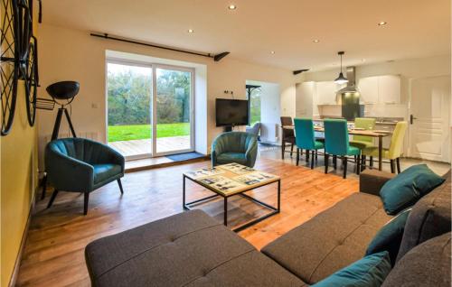 un salon avec un canapé, des chaises et une table dans l'établissement 3 Bedroom Gorgeous Home In Clitourps, à Clitourps