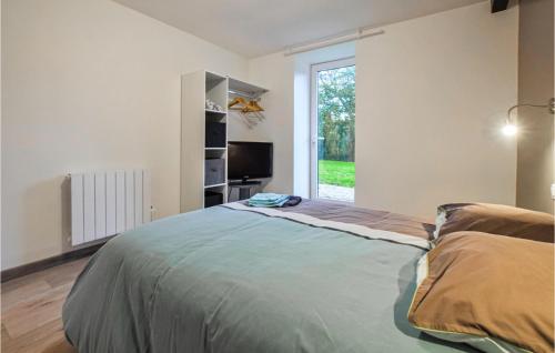 Un dormitorio con una cama grande y una ventana en Stunning Home In Clitourps With Wifi en Clitourps