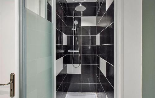 baño con ducha de azulejos negros en Stunning Home In Clitourps With Wifi en Clitourps