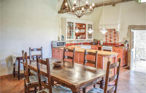 une grande cuisine avec une table et des chaises en bois dans l'établissement Stunning Home In Bon Encontre, à Bon-Encontre