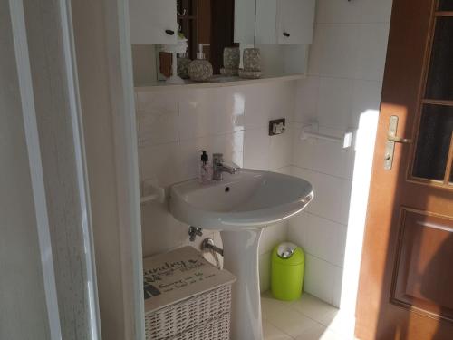 Baño blanco con lavabo y puerta en Appealing holiday home in Crone with terrace, en Crone