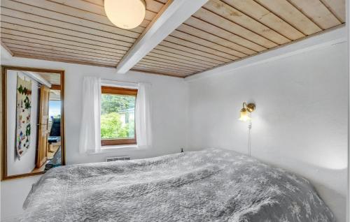 Postel nebo postele na pokoji v ubytování Gorgeous Home In Thyholm With Kitchen