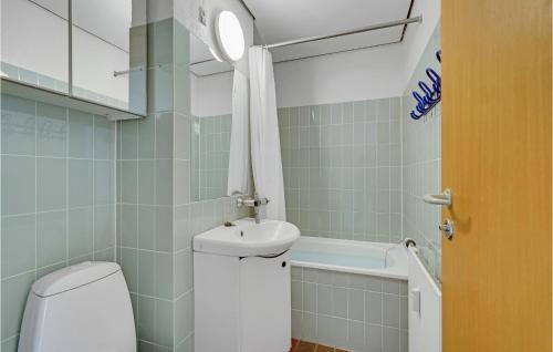 uma casa de banho com um WC e um lavatório em Awesome Apartment In Faaborg With Kitchen em Faaborg