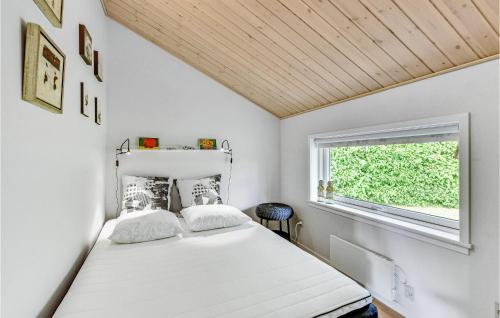 TarmにあるNice Home In Tarm With 3 Bedrooms, Sauna And Wifiの小さなベッドルーム(ベッド1台、窓付)