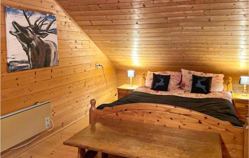 a bedroom with a bed in a log cabin at Stunning Home In Reisseck-kolbnitz With Kitchen in Zandlach