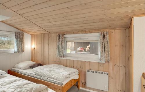 1 dormitorio con 2 camas y ventana en Awesome Home In Lkken With Wifi, en Løkken