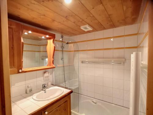 een badkamer met een wastafel en een douche bij Appartement Les Menuires, 3 pièces, 6 personnes - FR-1-178-373 in Les Menuires