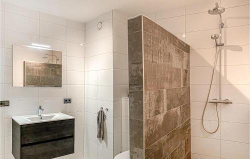 Kylpyhuone majoituspaikassa 2 Bedroom Lovely Home In Bruinisse