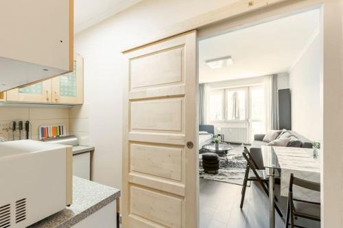 una cocina con una puerta que da a una sala de estar. en Lovely 1 Bedroom Flat - Gazdagrét, en Budapest