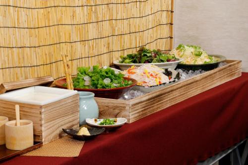 福冈博多站前里士满酒店的自助餐,桌上有碗食物