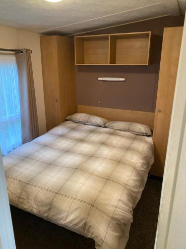 a bedroom with a large bed in a room at Golden sands holiday park- pitch H84 in Cockwood