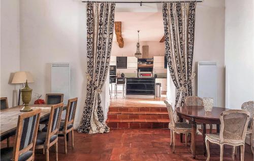une salle à manger avec une table et des chaises et une cuisine dans l'établissement 3 Bedroom Awesome Home In Marquefave, à Marquefave