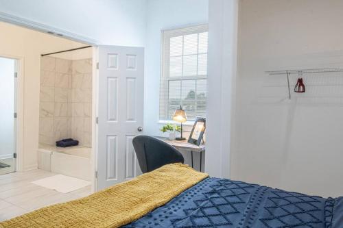 Un pat sau paturi într-o cameră la Upscale Loft Downtown NOLA 2835