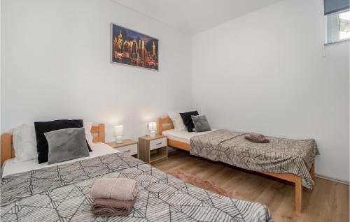 En eller flere senger på et rom på 2 Bedroom Gorgeous Apartment In Viskovo