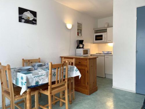 une cuisine avec une table et des chaises ainsi qu'une cuisine avec une table dans l'établissement Agréable T2 proche plage à Saint-Gilles-Croix-de-Vie avec garage privé - FR-1-224-140, à Saint-Gilles-Croix-de-Vie