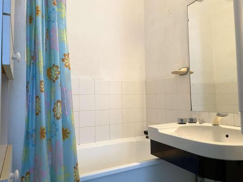 une salle de bain avec un lavabo et un rideau de douche dans l'établissement Agréable T2 proche plage à Saint-Gilles-Croix-de-Vie avec garage privé - FR-1-224-140, à Saint-Gilles-Croix-de-Vie