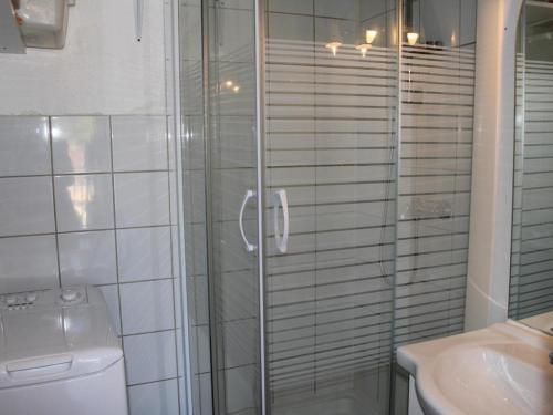 une salle de bain avec une douche, des toilettes et un lavabo dans l'établissement Apt famille 6 pers avec terrasse, parking et lave-linge à Gruissan - FR-1-229-630, à Gruissan