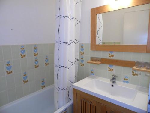 une salle de bain avec un lavabo et un rideau de douche dans l'établissement Bel appartement 2 pièces avec parking et vue mer, 4/5 couchages - FR-1-326-515, à Marseillan