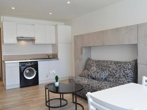 un salon avec un canapé et une table dans l'établissement Studio rénové avec parking à 850m de la plage, proche port et commerces - Cap d'Agde - FR-1-249-252, au Cap d'Agde