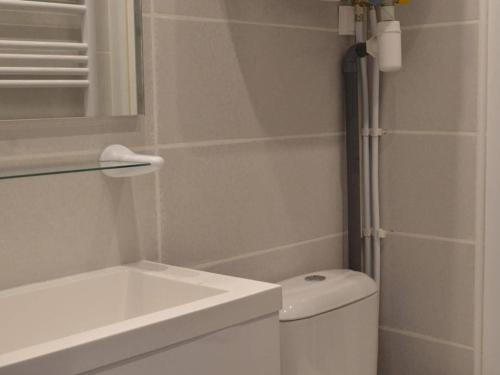 une salle de bain avec un lavabo, des toilettes et un miroir dans l'établissement Studio rénové avec parking à 850m de la plage, proche port et commerces - Cap d'Agde - FR-1-249-252, au Cap d'Agde