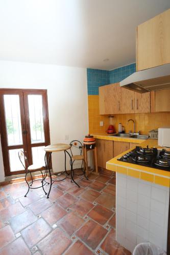 a kitchen with a counter and a table and chairs at Hotel Boutique Casa Elefante in Guadalajara