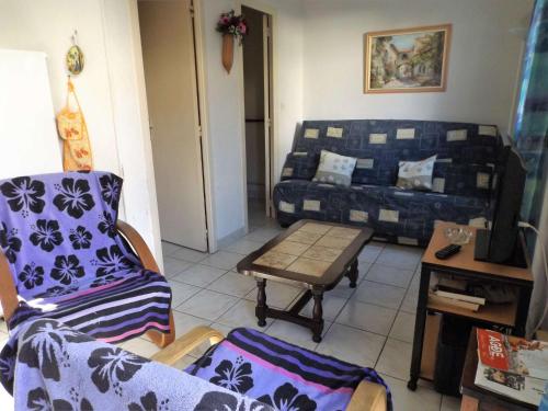 un salon avec un canapé et une table dans l'établissement Villa Mitoyenne 6 Pers avec Terrasse, BBQ, Parking et WIFI à Grau d'Agde - FR-1-423-179, au Grau-dʼAgde